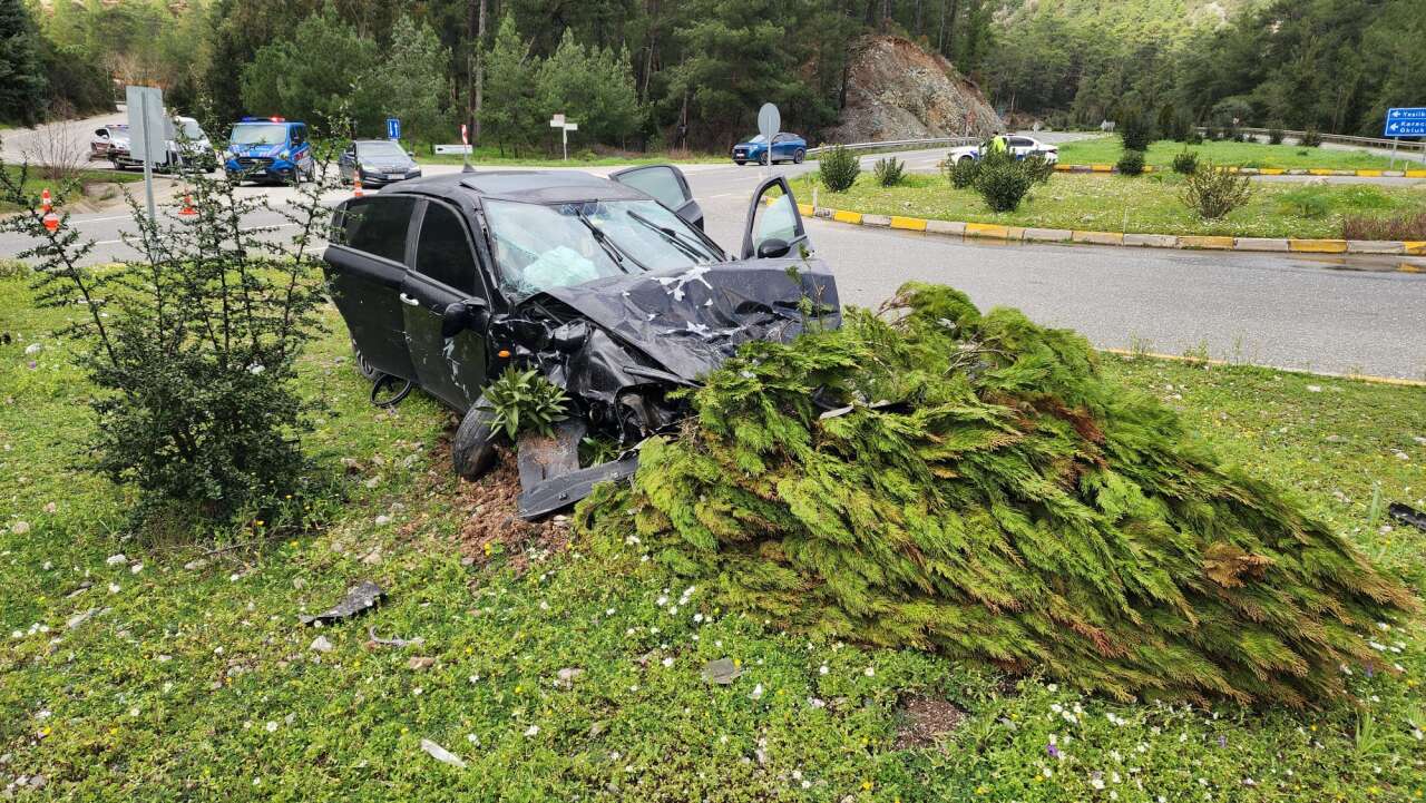 Marmaris'te İki Otomobil Çarpıştı Yaralılar Var 1